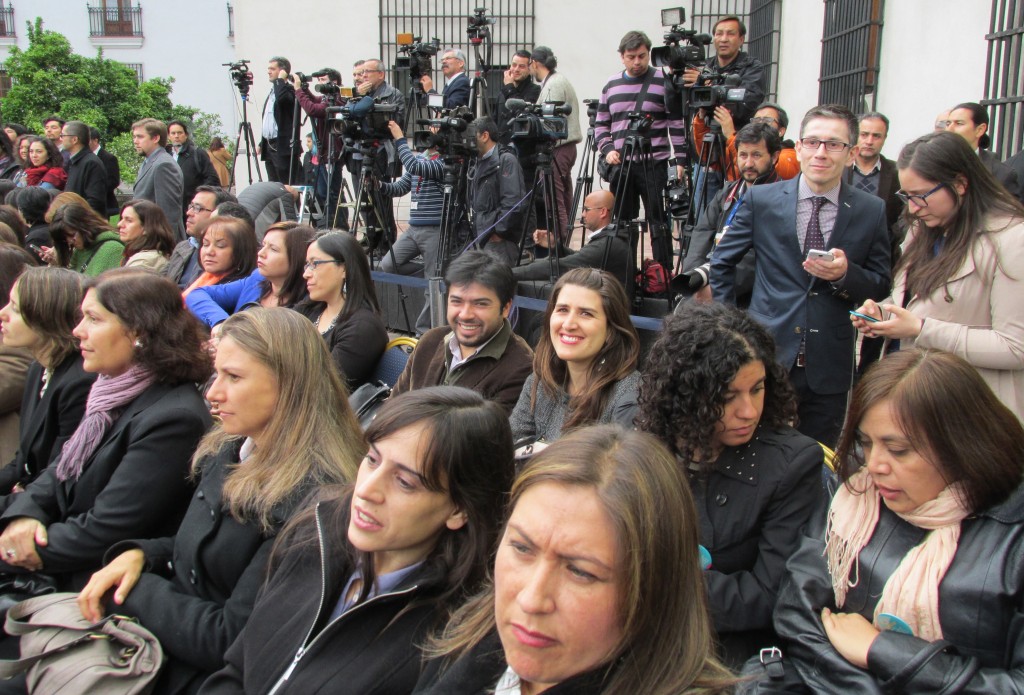 Claudio Andrade, investigador, y Francisca Gómez, jefa del departamento de Estudios.